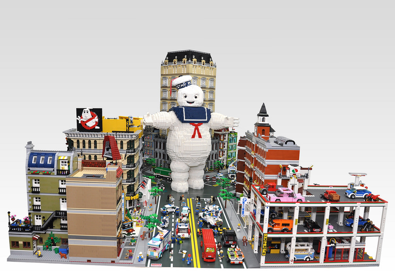 Illustration for article titled Gigantic Lego Stay Puft Marshmallow Man faces the Ghostbusters in NYC